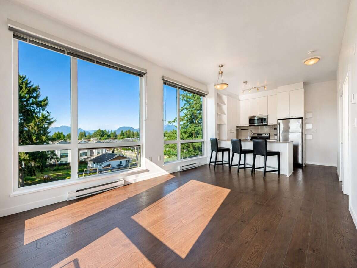 Bright one bed condo in West Maple Ridge