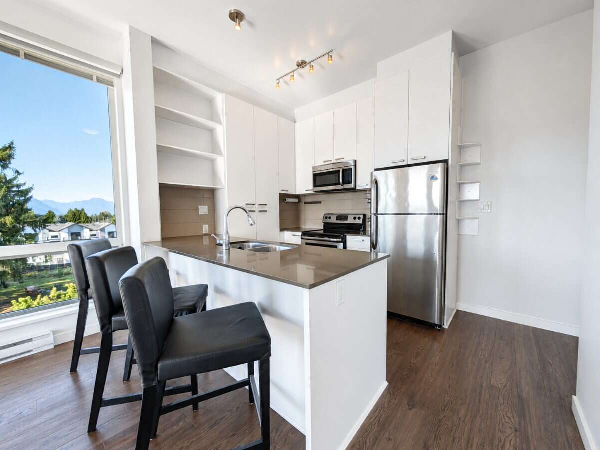 Bright one bed condo in West Maple Ridge