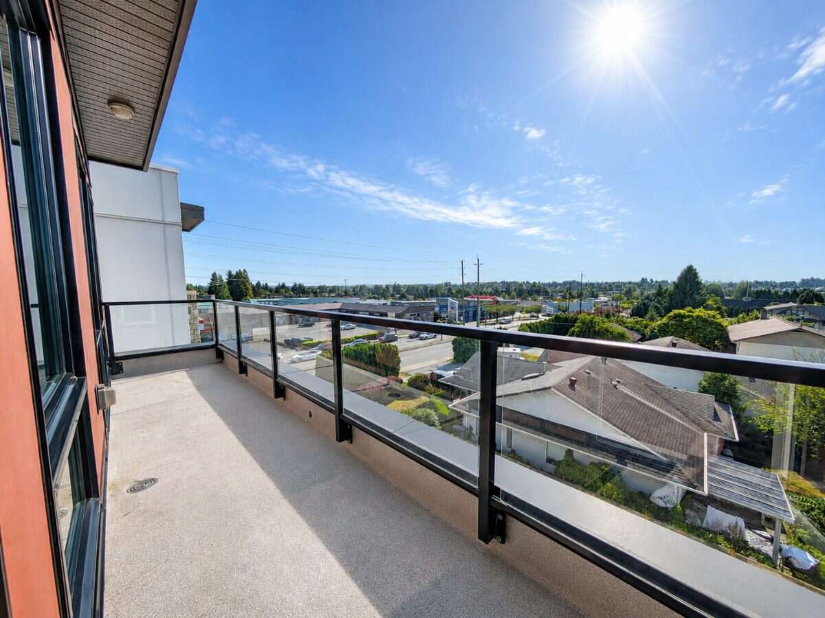 Bright one bed condo in West Maple Ridge