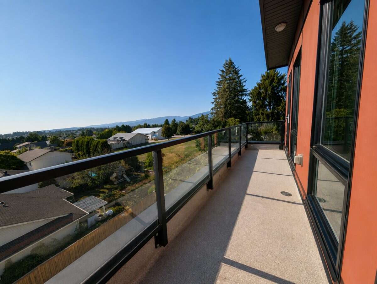 Bright one bed condo in West Maple Ridge