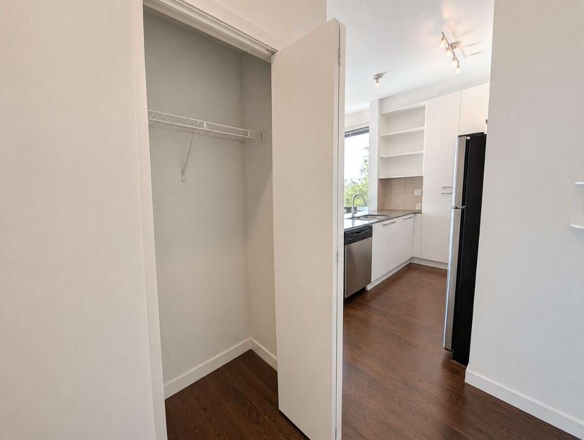 Bright one bed condo in West Maple Ridge