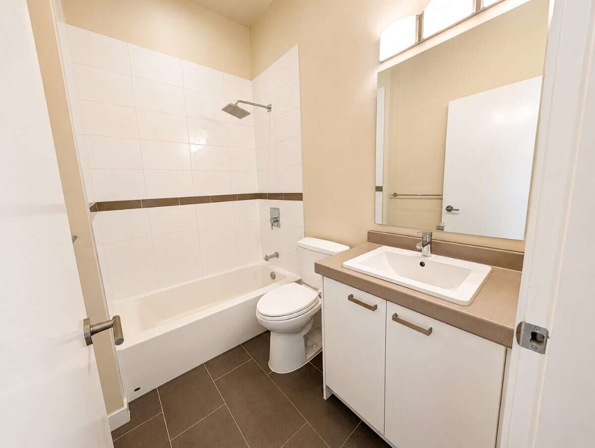 Bright one bed condo in West Maple Ridge