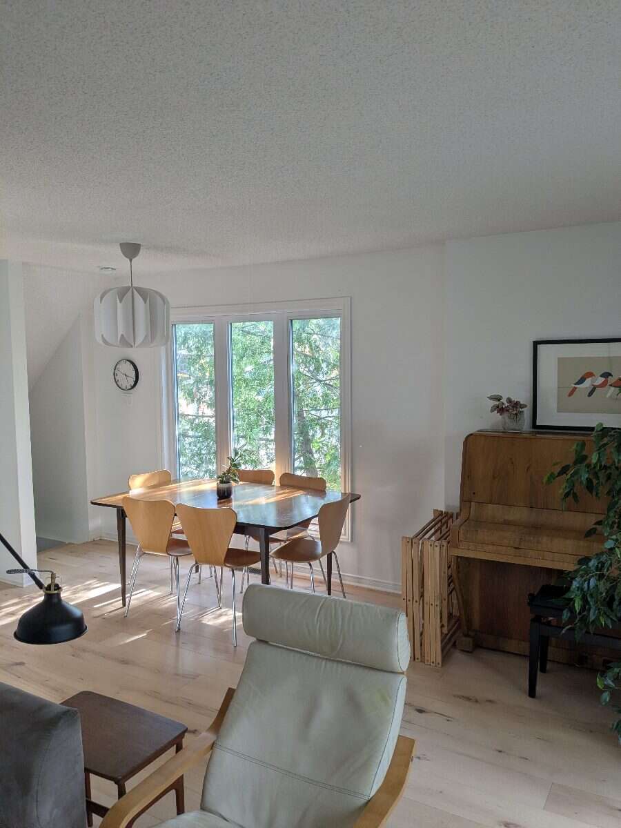 Sunny condo townhouse in Britannia enclave