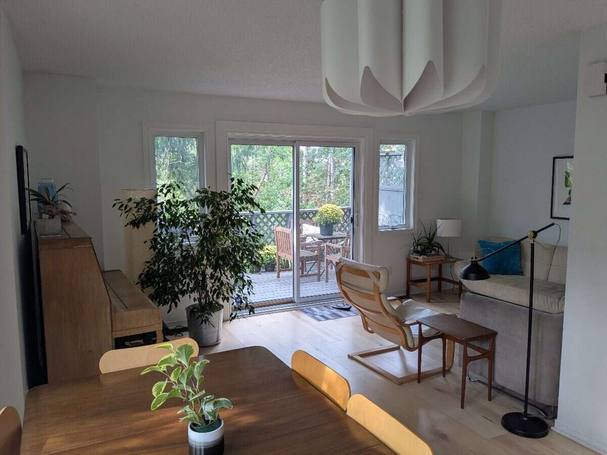 Sunny condo townhouse in Britannia enclave