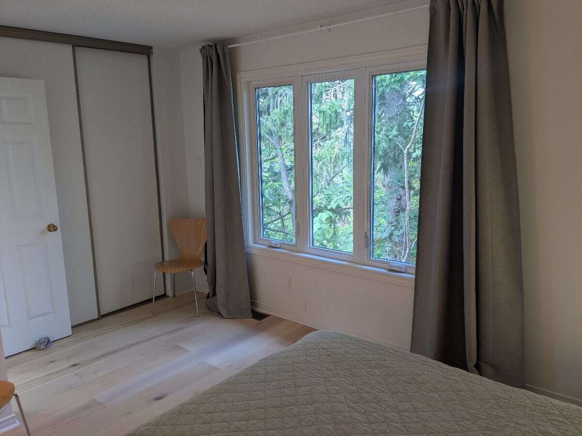 Sunny condo townhouse in Britannia enclave