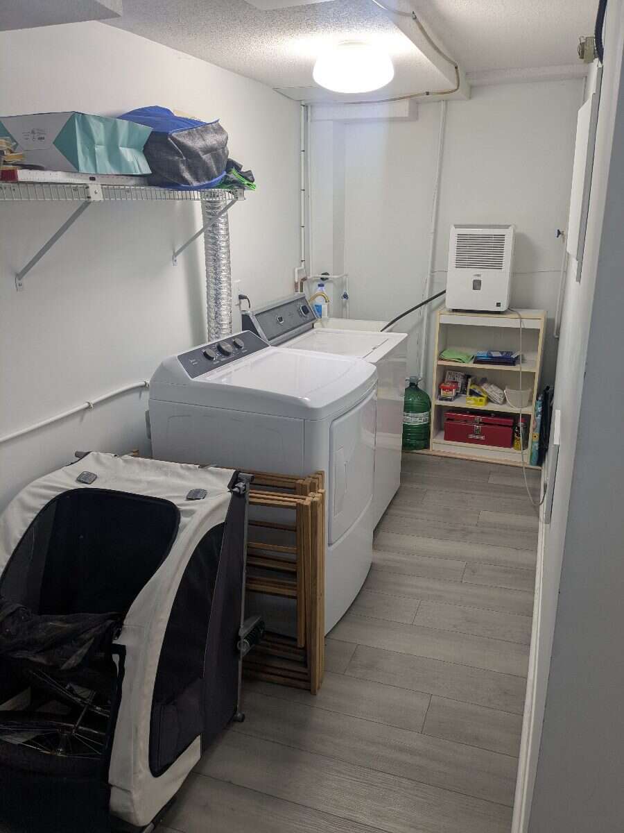 Sunny condo townhouse in Britannia enclave