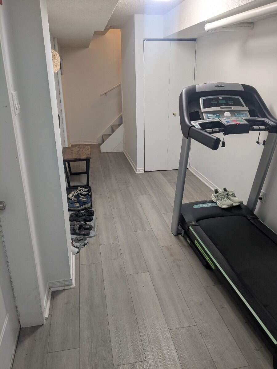 Sunny condo townhouse in Britannia enclave