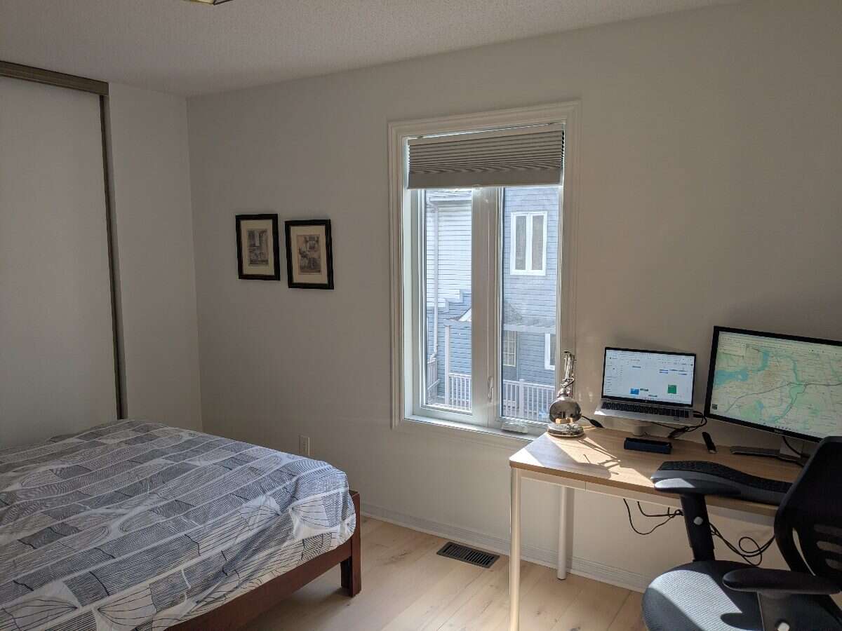 Sunny condo townhouse in Britannia enclave