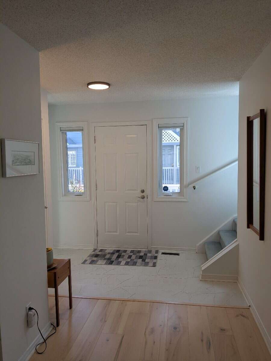 Sunny condo townhouse in Britannia enclave