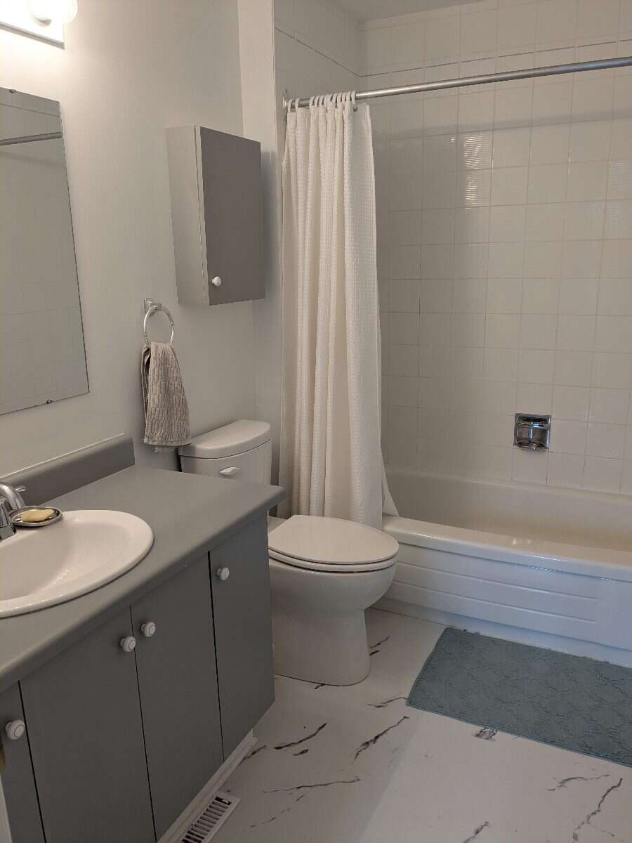 Sunny condo townhouse in Britannia enclave