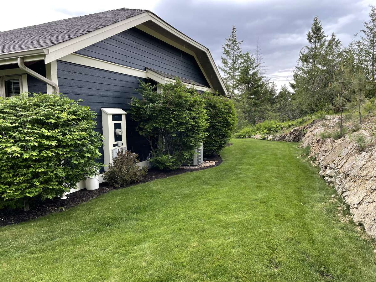 No build zone beside house.