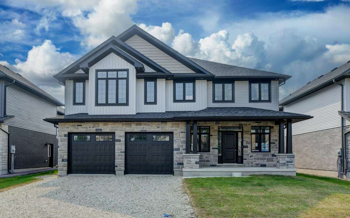 House For Sale in Elora, Ontario - 4 bdrm, 3.5 bath (57 Bricker Ave)