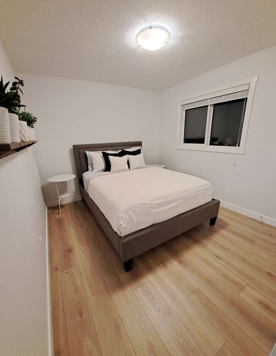 Bright 4 Bedroom Home with Beautiful Backyard 