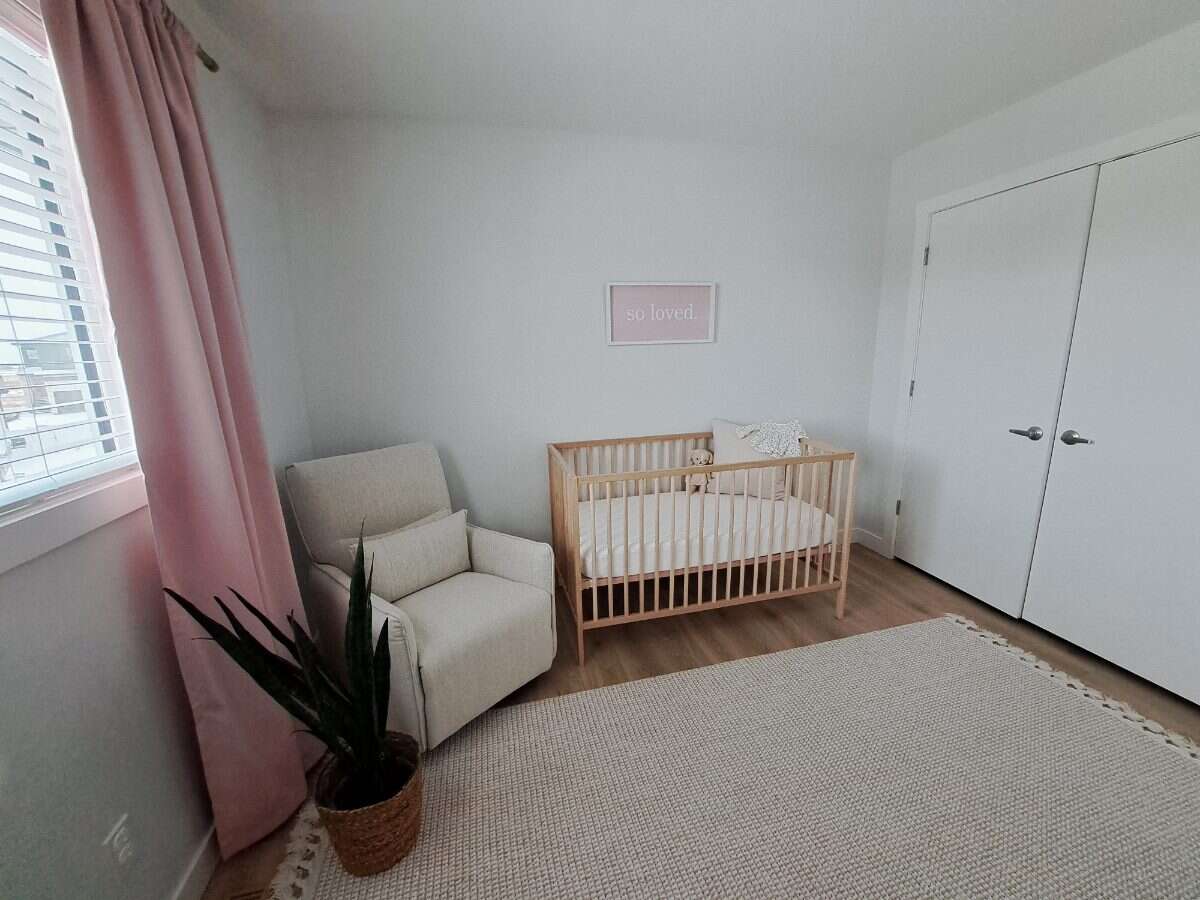 Bright 4 Bedroom Home with Beautiful Backyard 