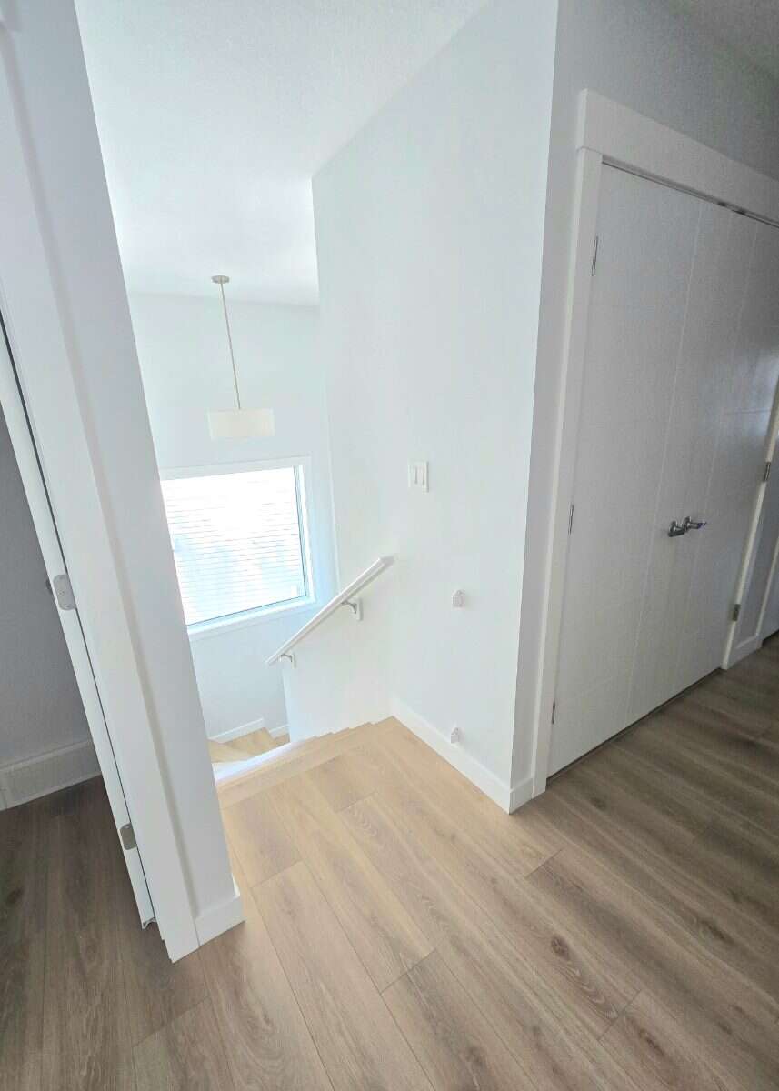 Bright 4 Bedroom Home with Beautiful Backyard 
