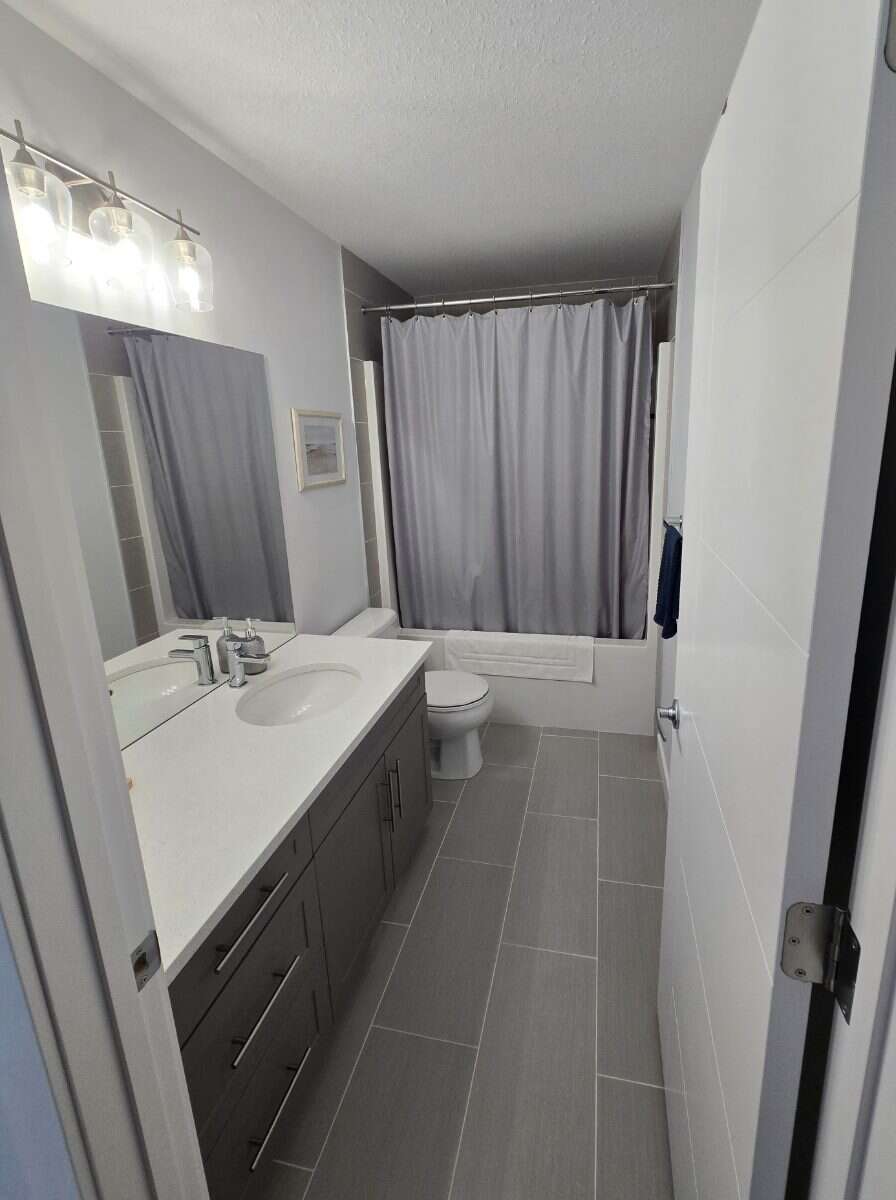 Bright 4 Bedroom Home with Beautiful Backyard 