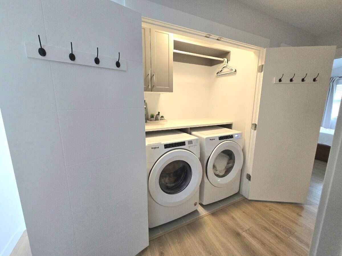 Bright 4 Bedroom Home with Beautiful Backyard 