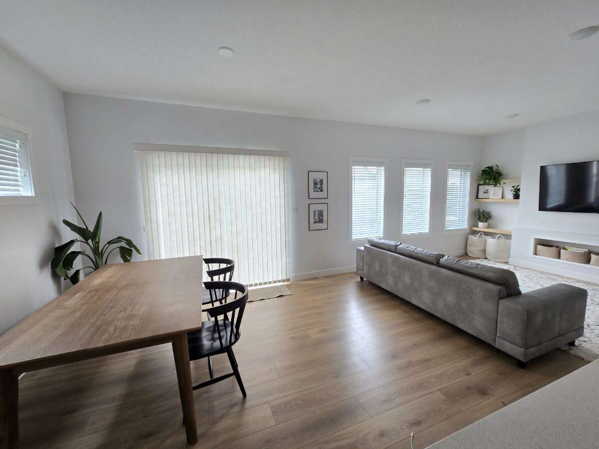 Bright 4 Bedroom Home with Beautiful Backyard 
