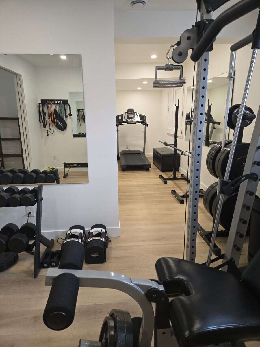 Bright 4 Bedroom Home with Beautiful Backyard 