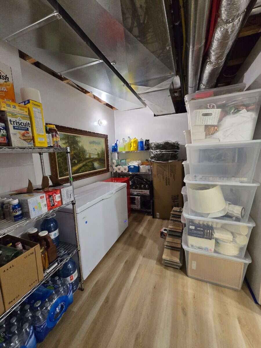 Bright 4 Bedroom Home with Beautiful Backyard 