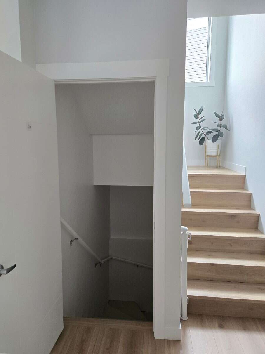 Bright 4 Bedroom Home with Beautiful Backyard 