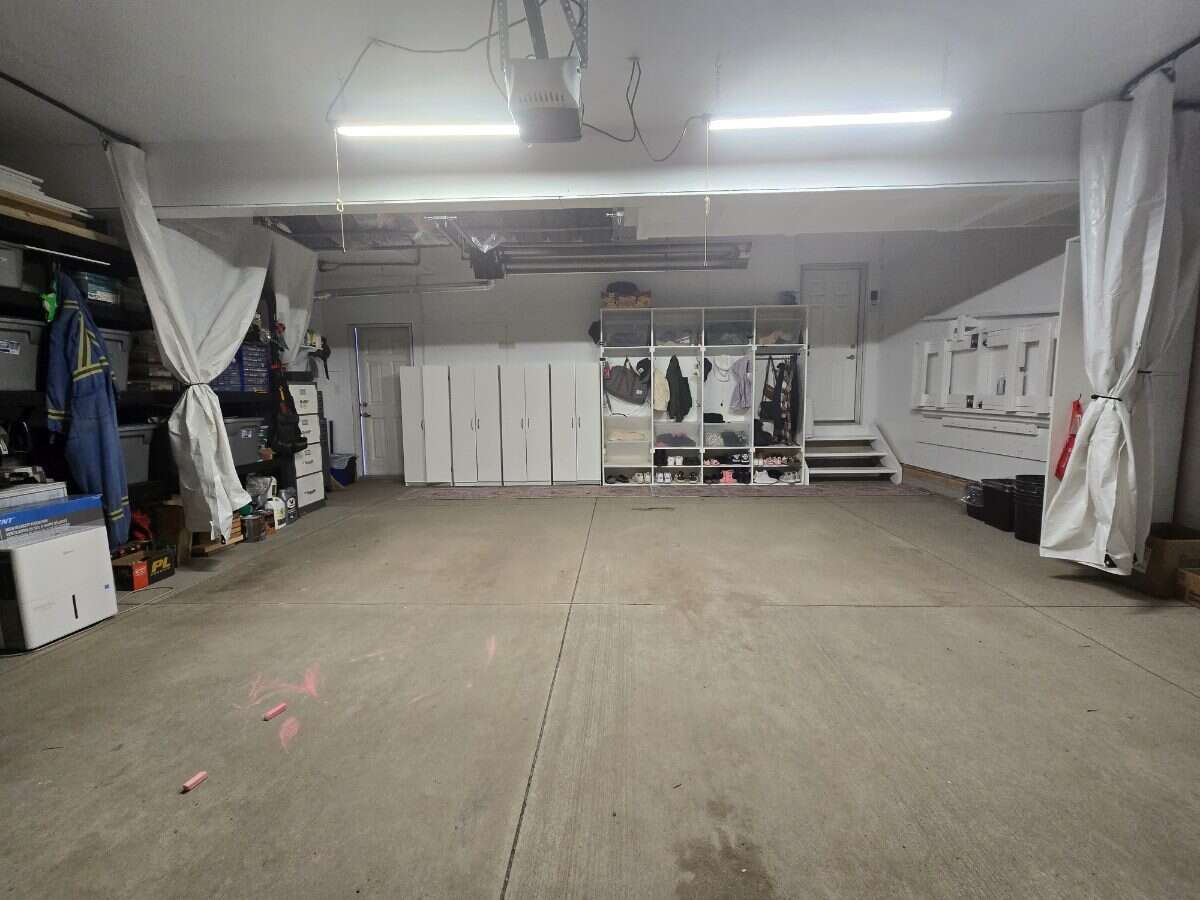 Bright 4 Bedroom Home with Beautiful Backyard 