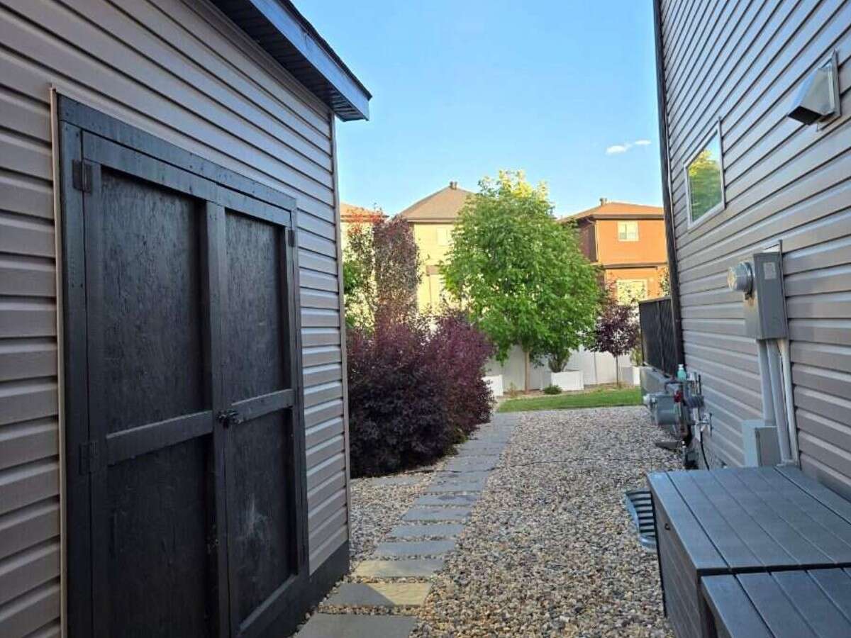 Bright 4 Bedroom Home with Beautiful Backyard 