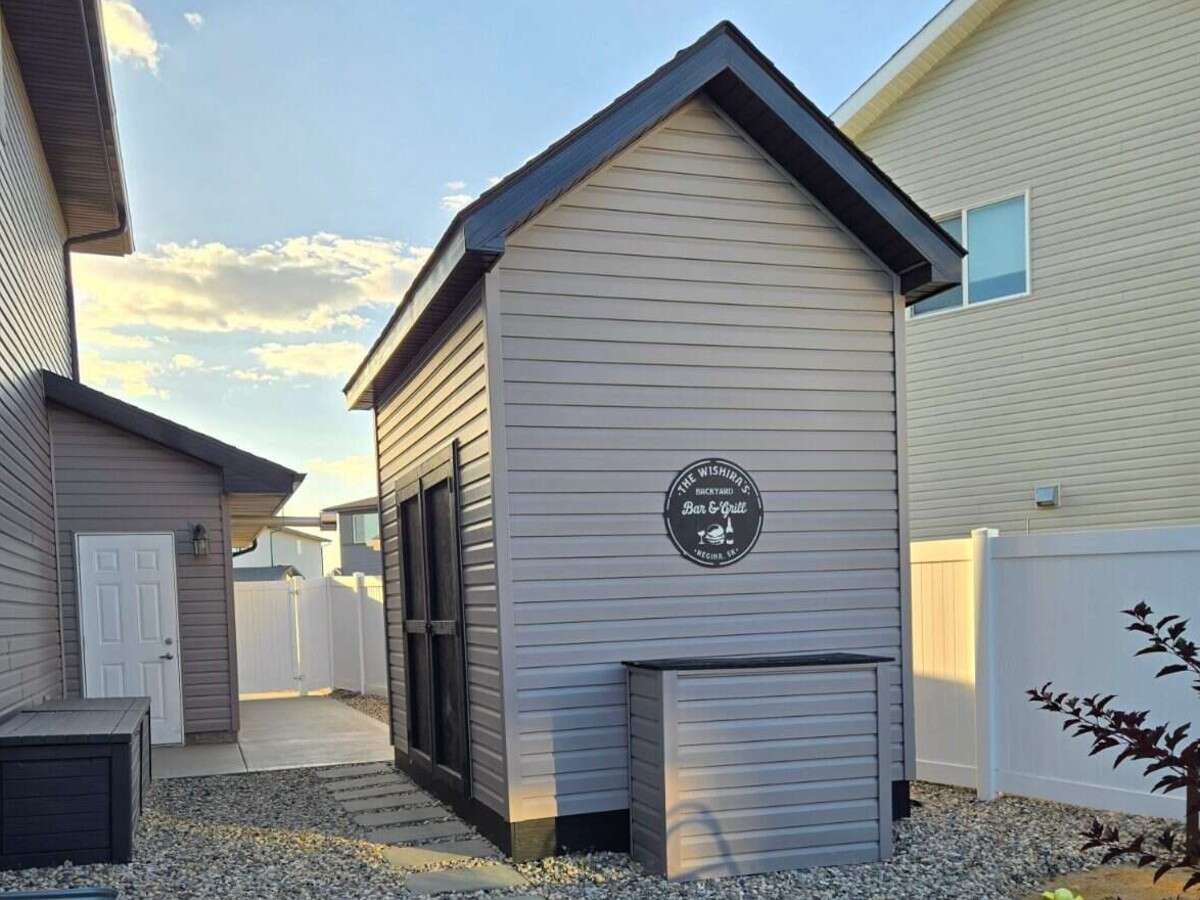 Bright 4 Bedroom Home with Beautiful Backyard 