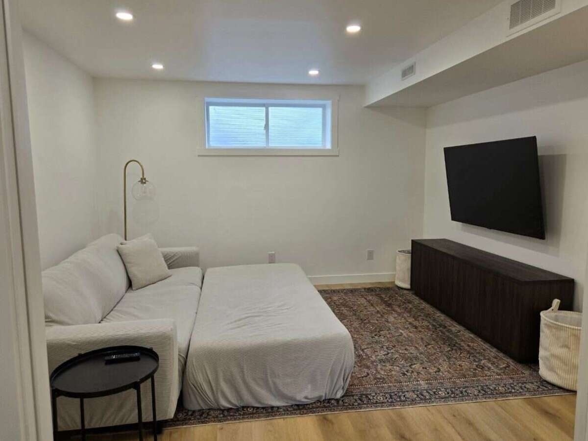 Bright 4 Bedroom Home with Beautiful Backyard 