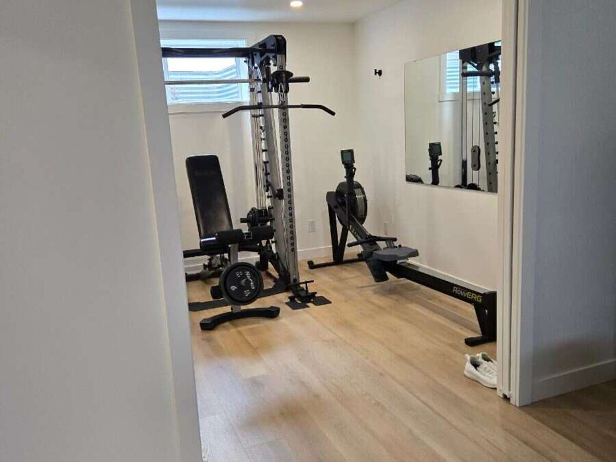 Bright 4 Bedroom Home with Beautiful Backyard 