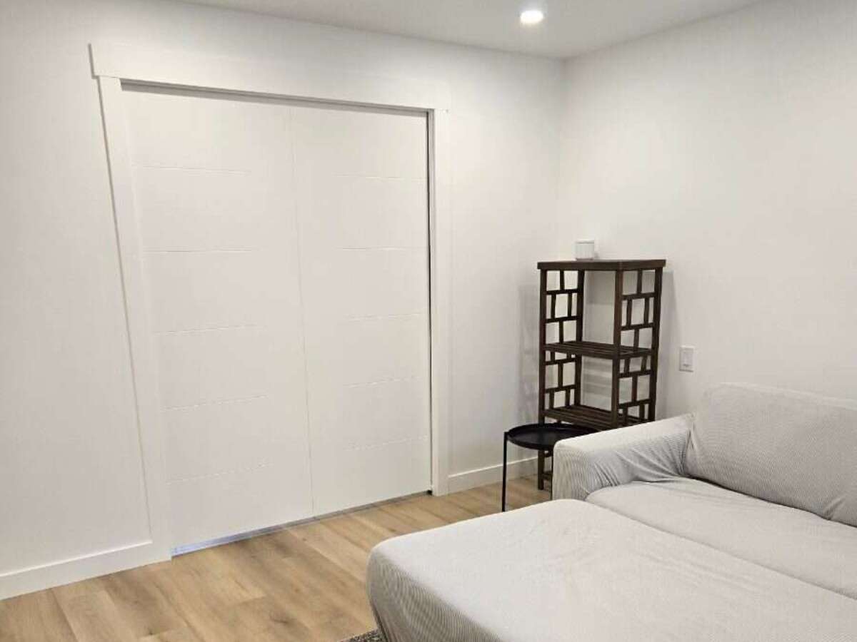 Bright 4 Bedroom Home with Beautiful Backyard 