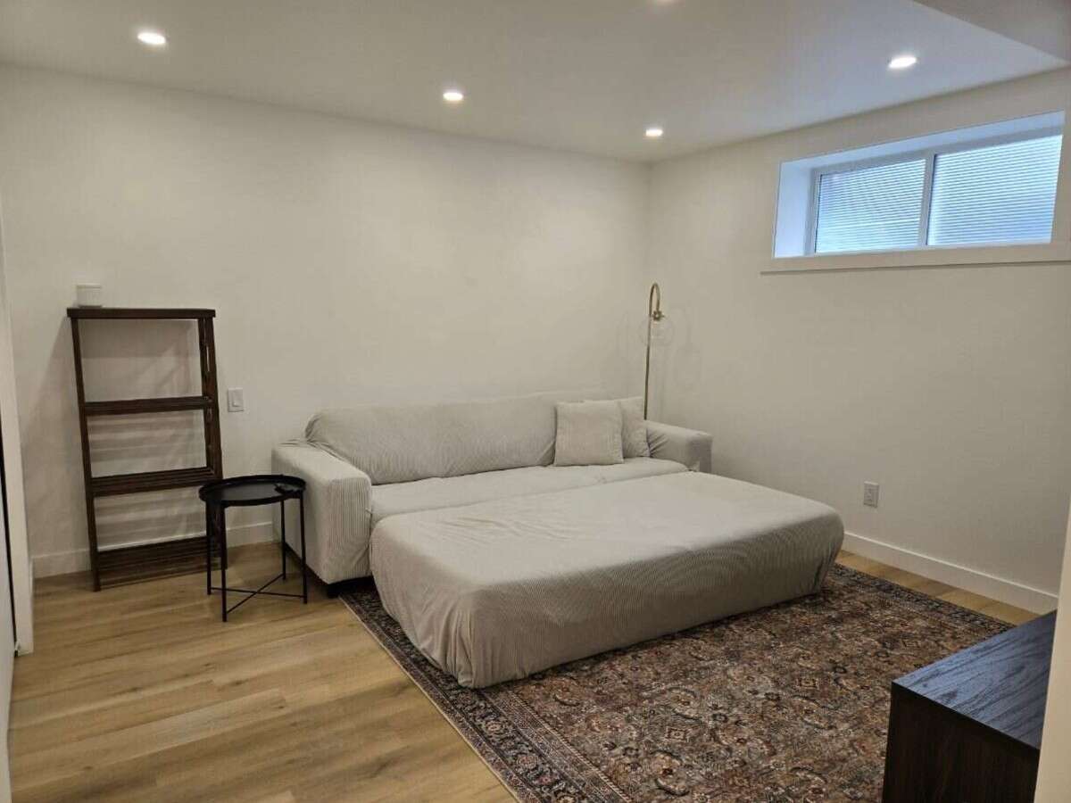 Bright 4 Bedroom Home with Beautiful Backyard 