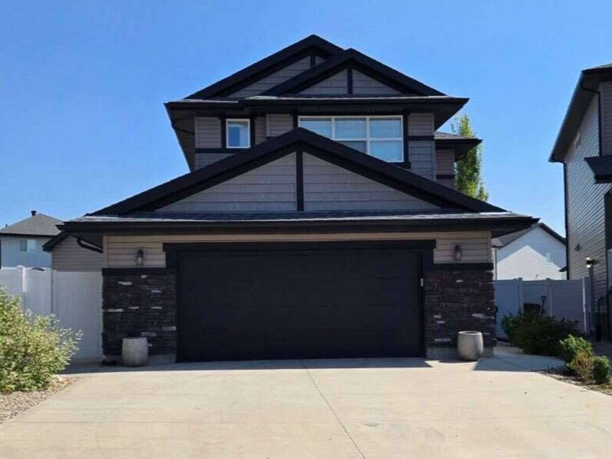Bright 4 Bedroom Home with Beautiful Backyard 