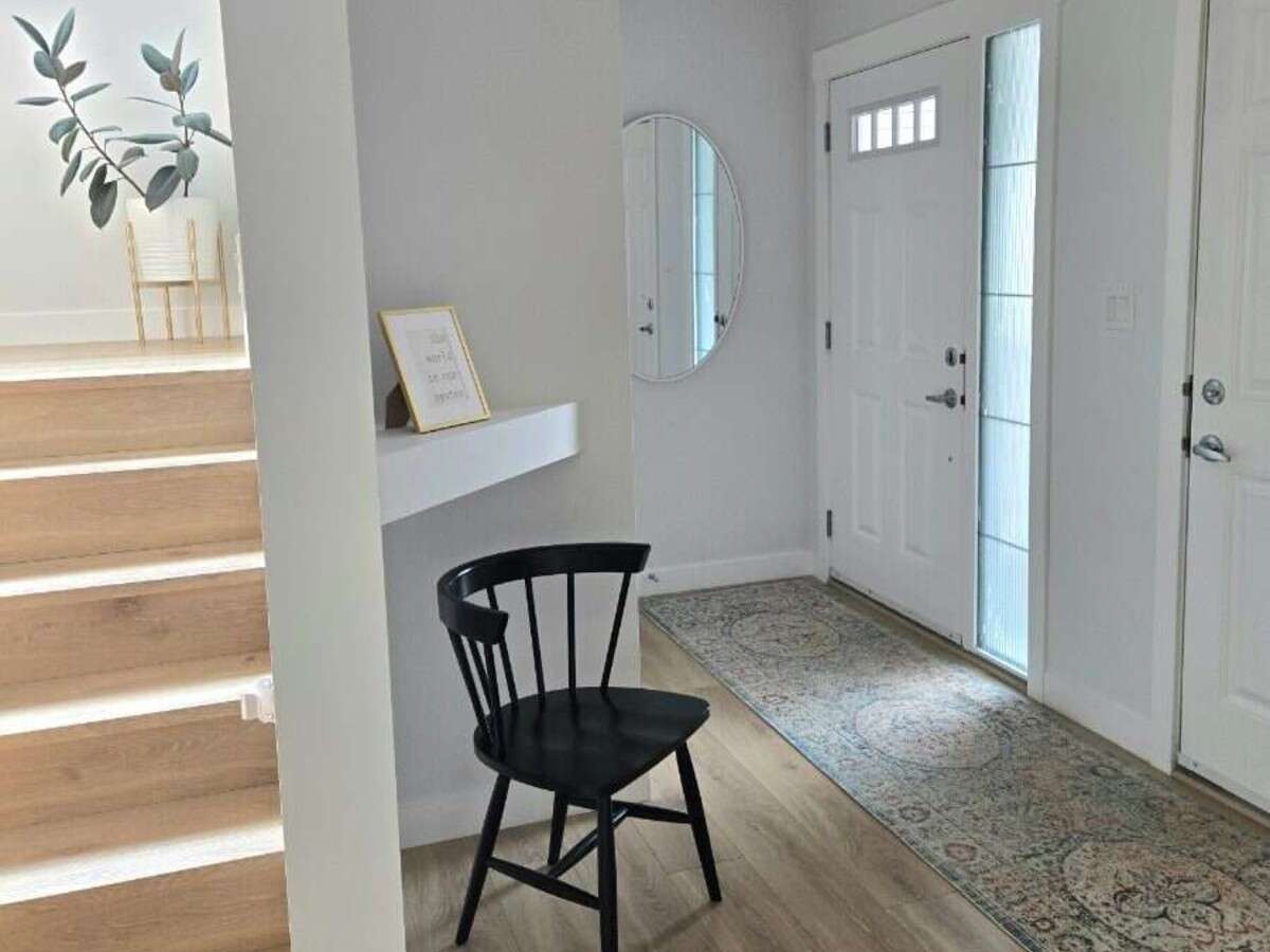 Bright 4 Bedroom Home with Beautiful Backyard 