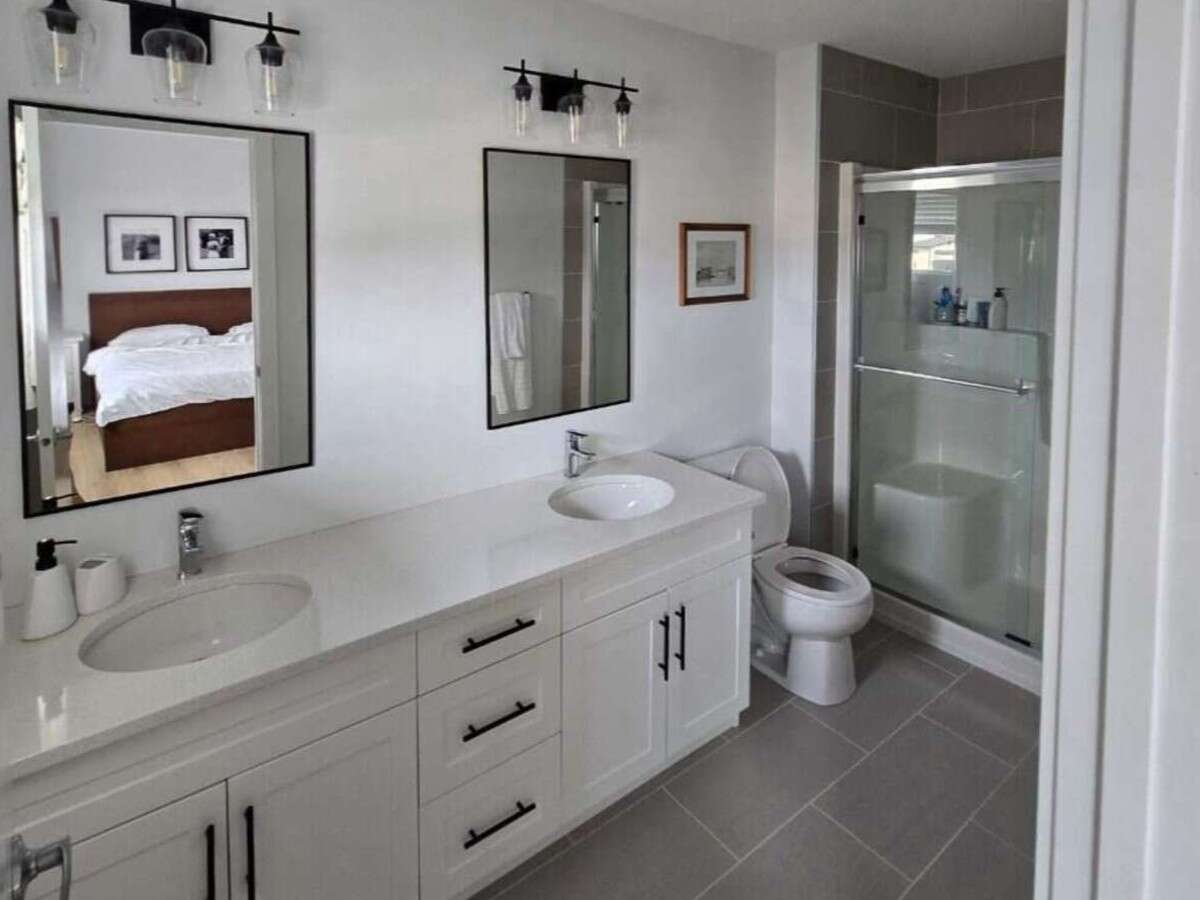 Bright 4 Bedroom Home with Beautiful Backyard 