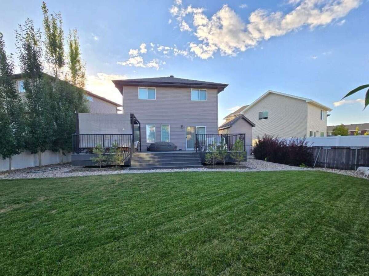 Bright 4 Bedroom Home with Beautiful Backyard 