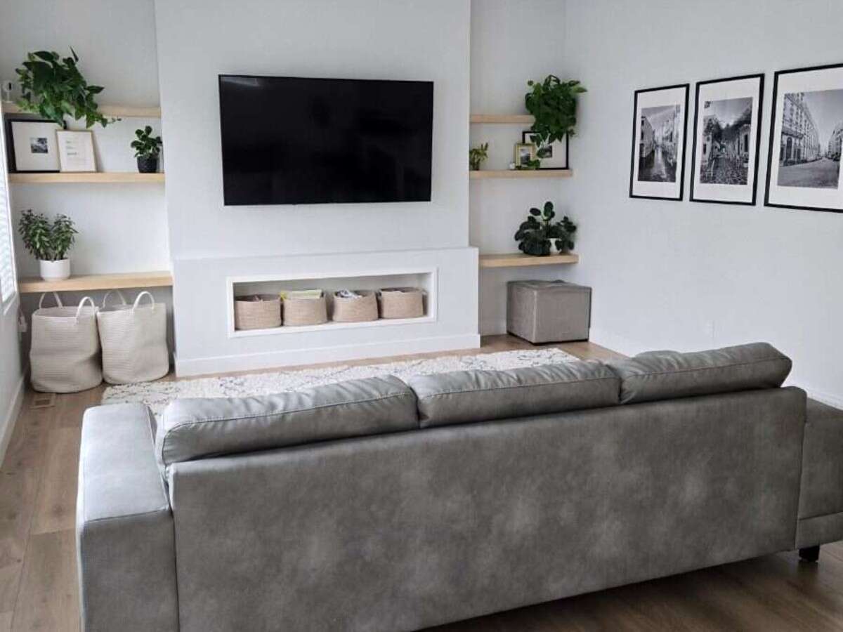 Bright 4 Bedroom Home with Beautiful Backyard 