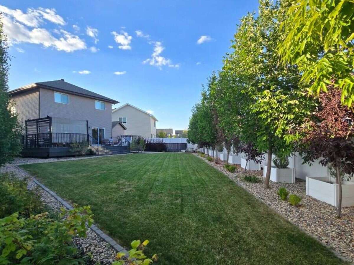 Bright 4 Bedroom Home with Beautiful Backyard 