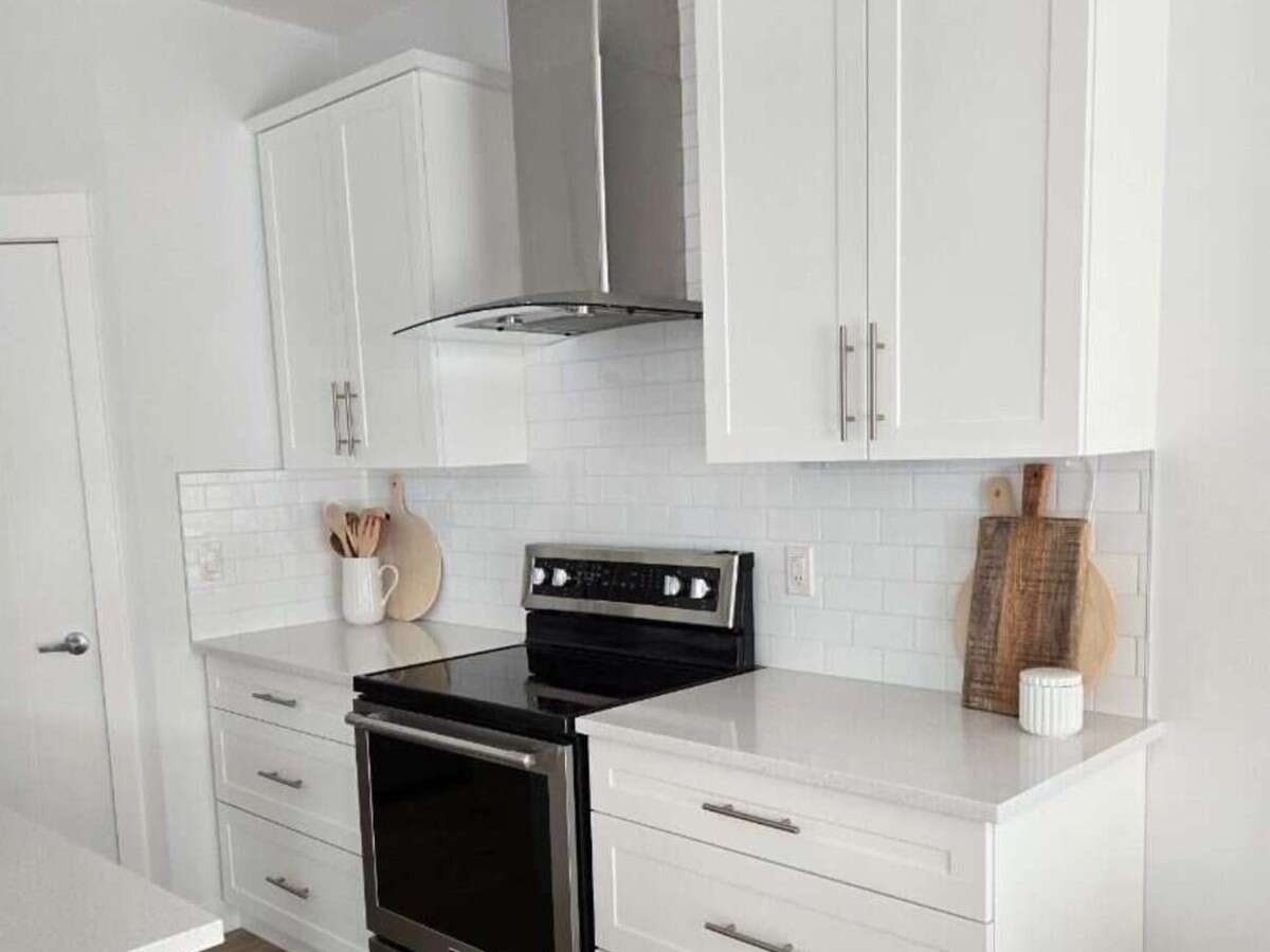 Bright 4 Bedroom Home with Beautiful Backyard 