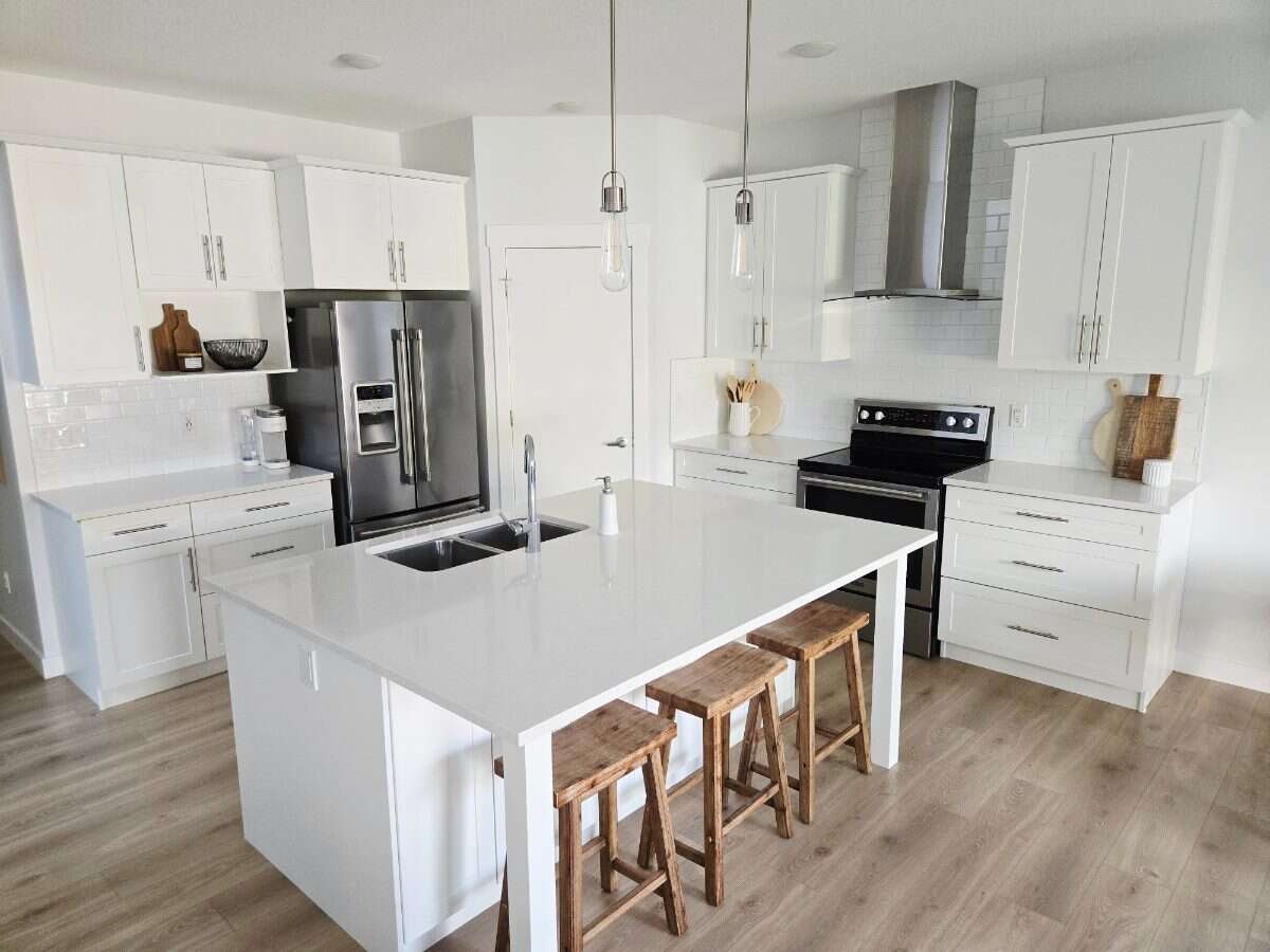 Bright 4 Bedroom Home with Beautiful Backyard 