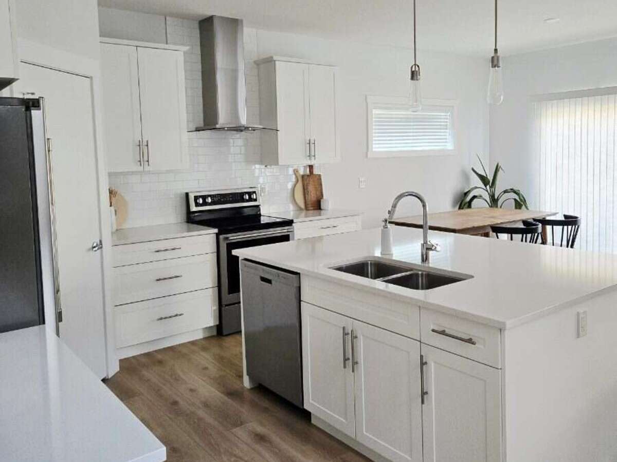 Bright 4 Bedroom Home with Beautiful Backyard 