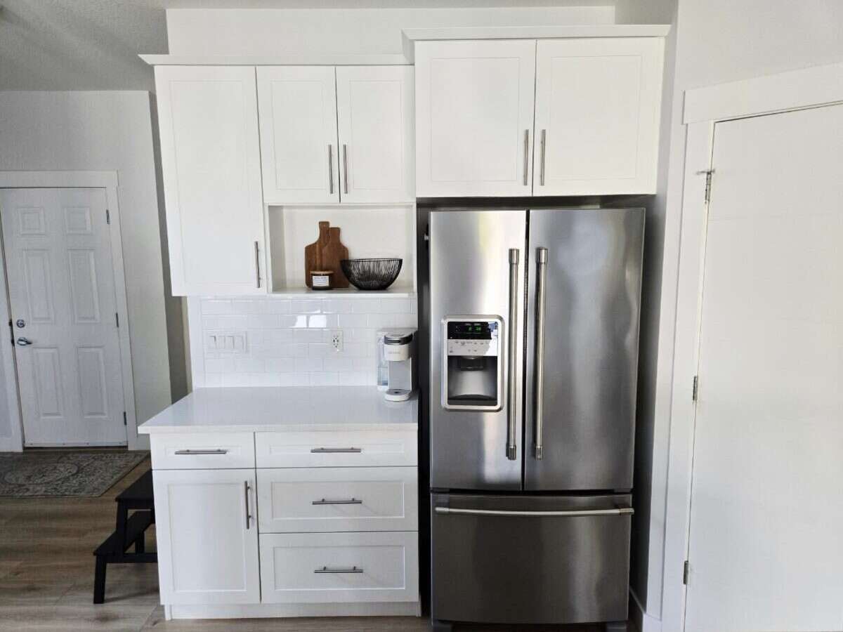 Bright 4 Bedroom Home with Beautiful Backyard 
