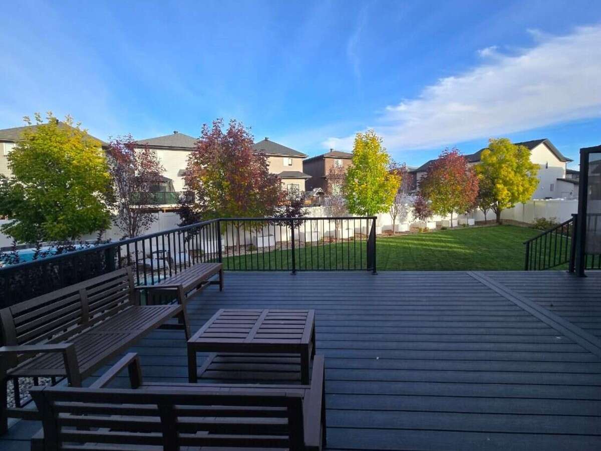 Bright 4 Bedroom Home with Beautiful Backyard 