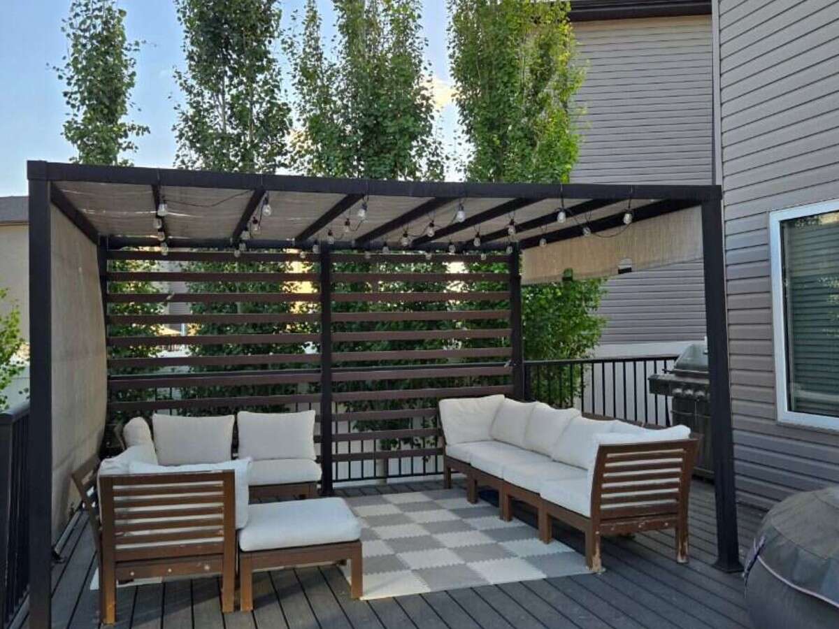 Bright 4 Bedroom Home with Beautiful Backyard 