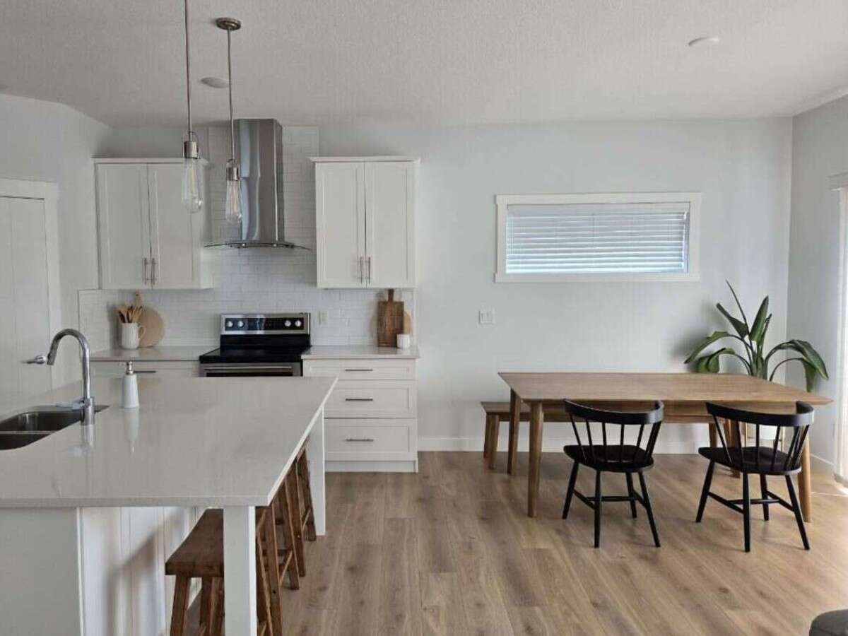 Bright 4 Bedroom Home with Beautiful Backyard 