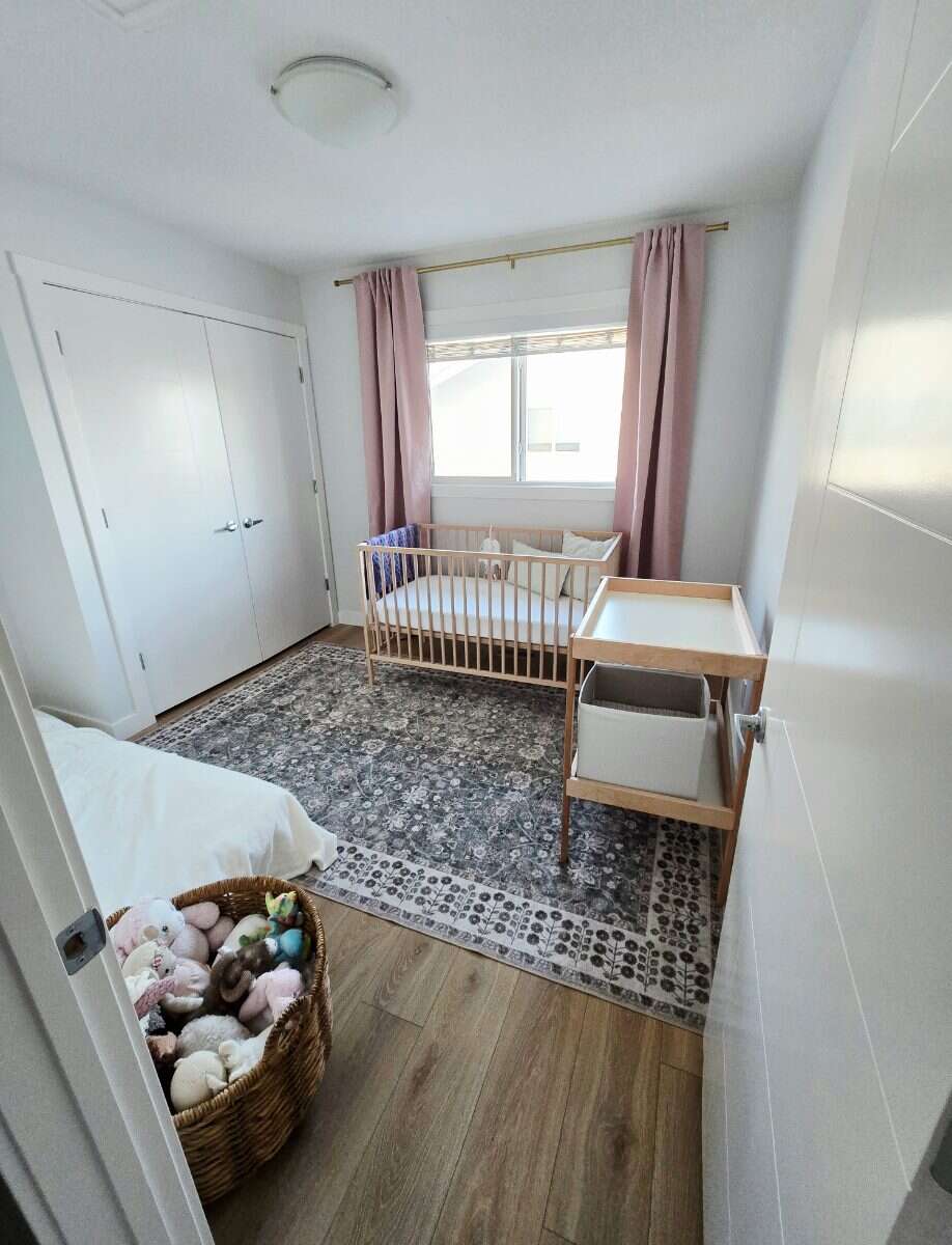 Bright 4 Bedroom Home with Beautiful Backyard 