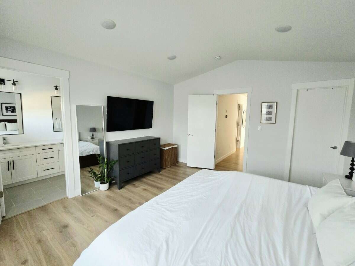 Bright 4 Bedroom Home with Beautiful Backyard 
