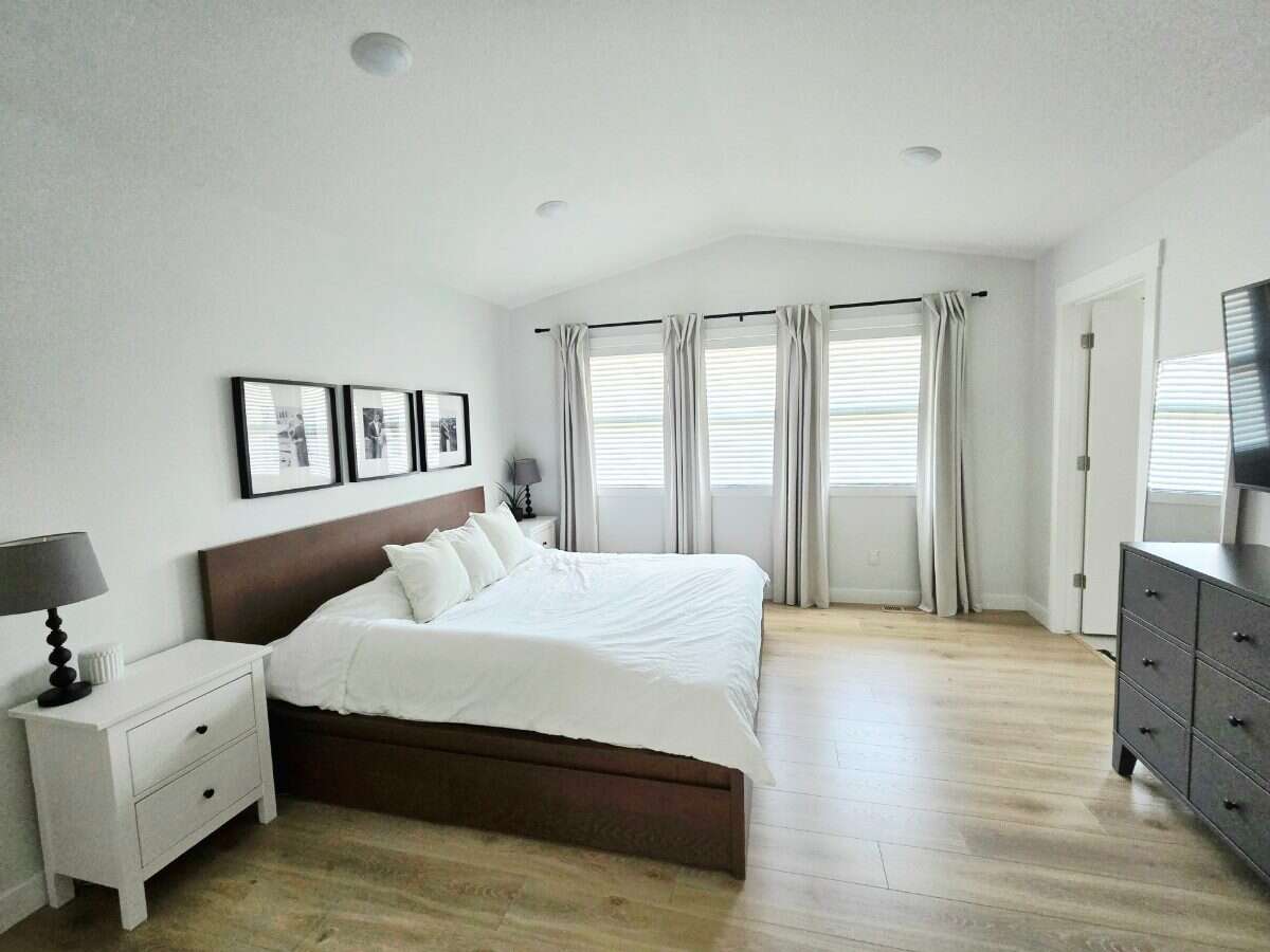 Bright 4 Bedroom Home with Beautiful Backyard 