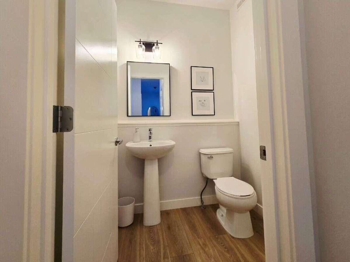 Bright 4 Bedroom Home with Beautiful Backyard 