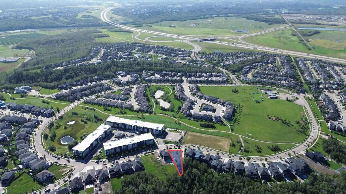 EXCEPTIONAL CORNER RAVINE LOT / WALKOUT POTENTIAL